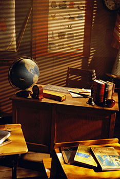 Globe_on_desk_in_classroom